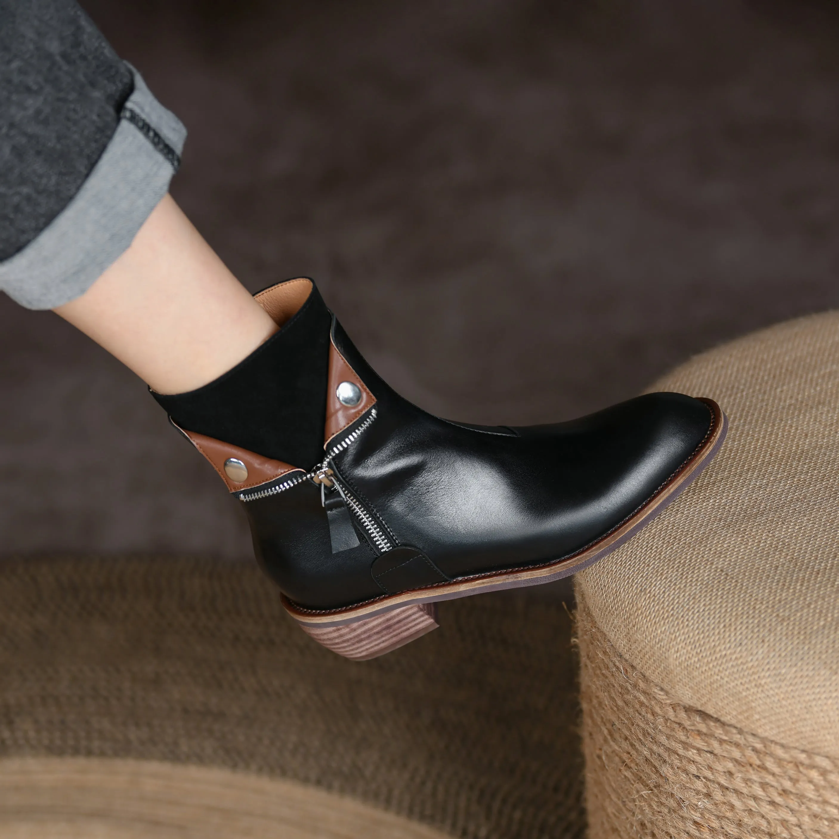 Bigsizeheels Polished round toe retro short boots - Black