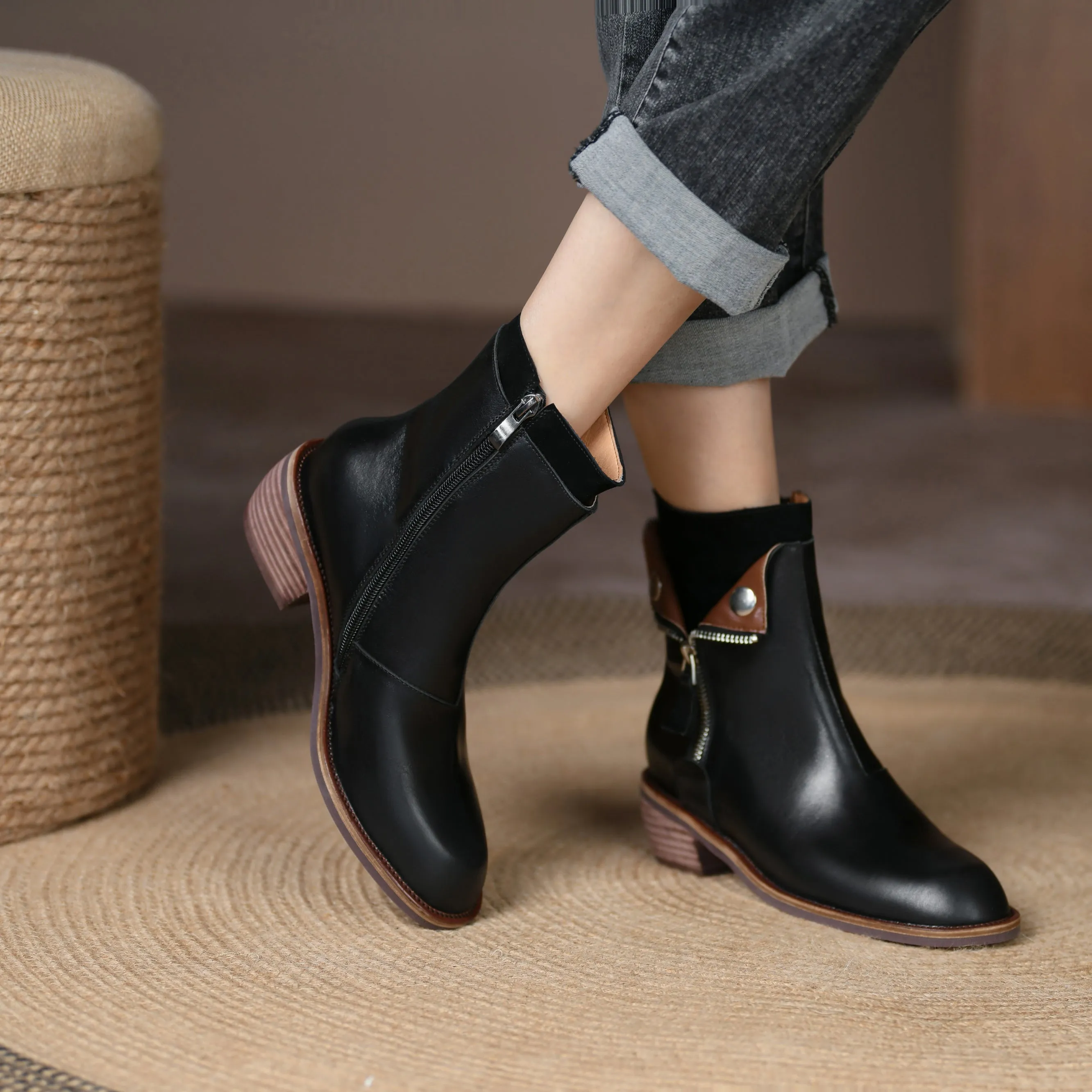 Bigsizeheels Polished round toe retro short boots - Black