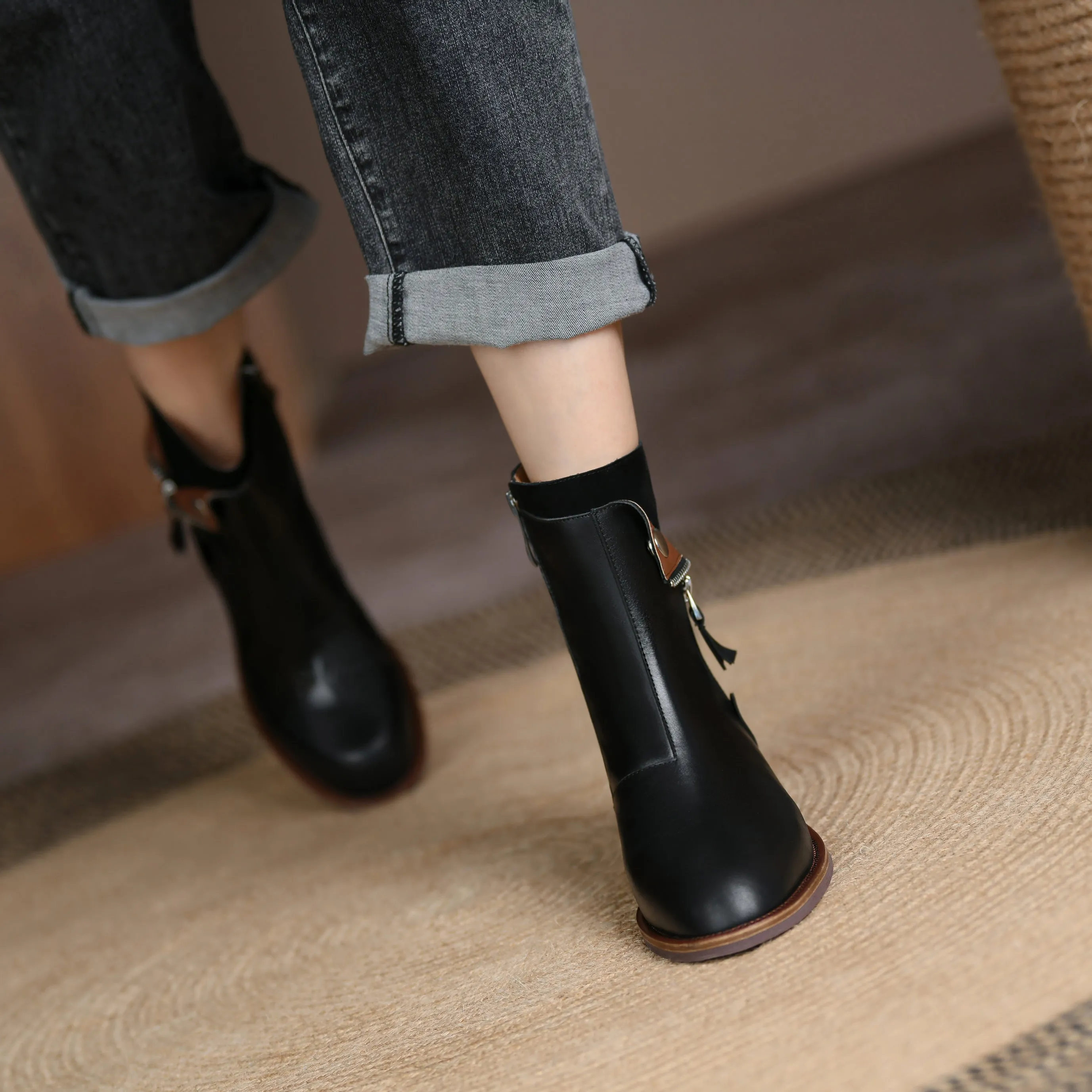Bigsizeheels Polished round toe retro short boots - Black