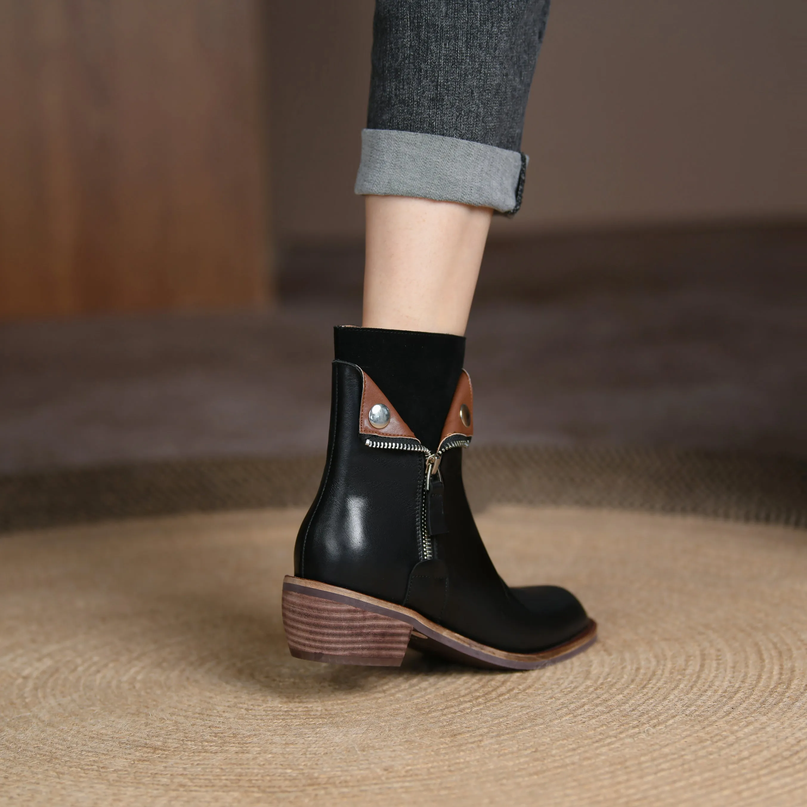 Bigsizeheels Polished round toe retro short boots - Black