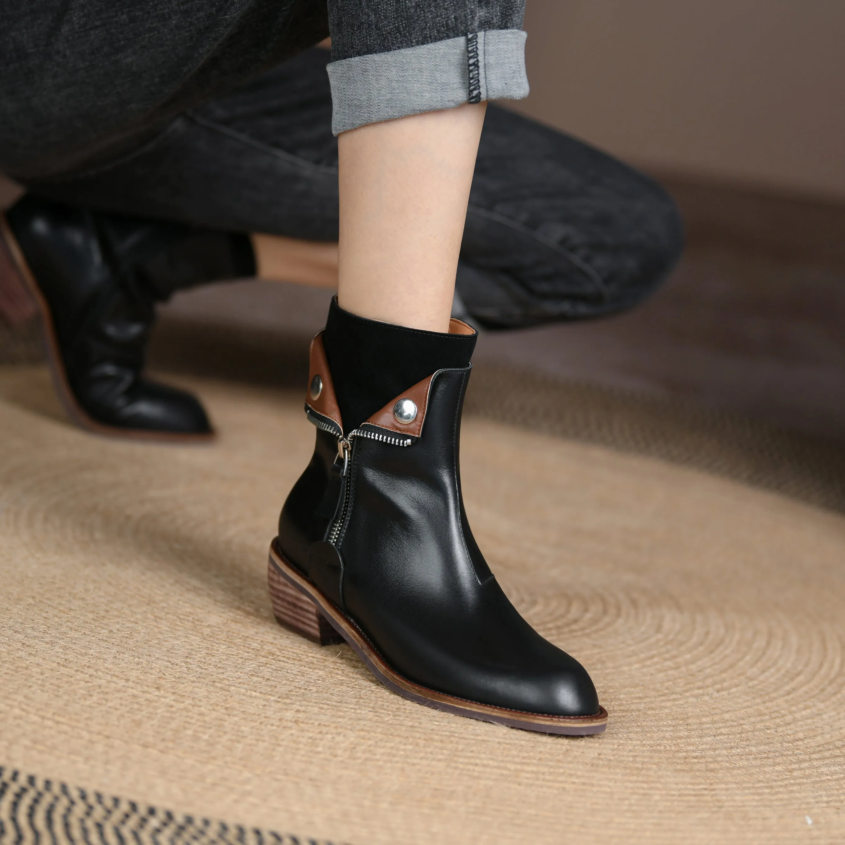 Bigsizeheels Polished round toe retro short boots - Black