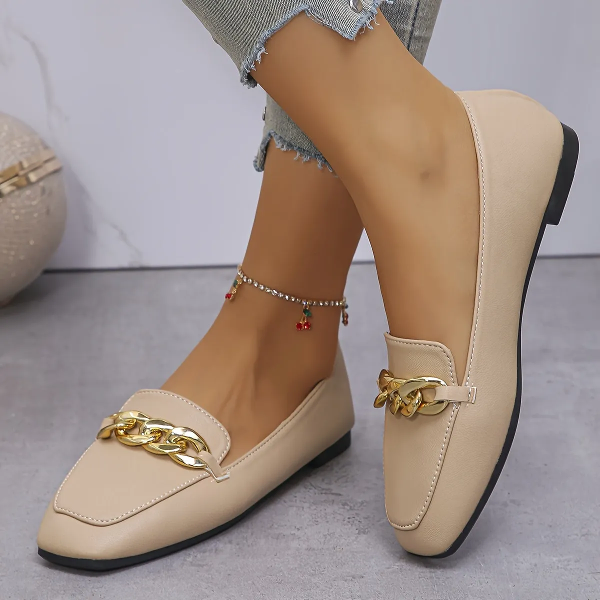 Modieuze loafer voor dames met een vierkante teenvorm en metalen ketting