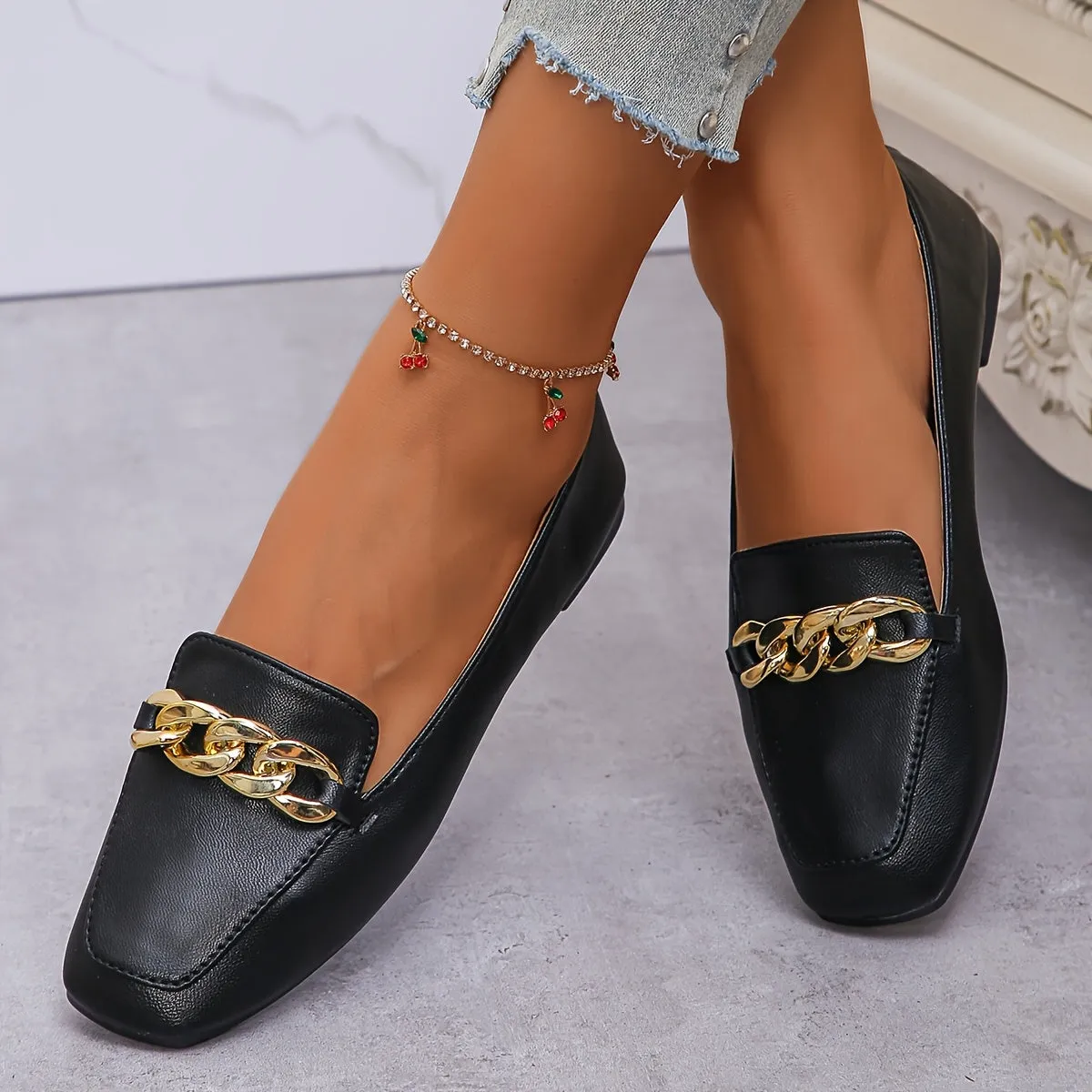 Modieuze loafer voor dames met een vierkante teenvorm en metalen ketting