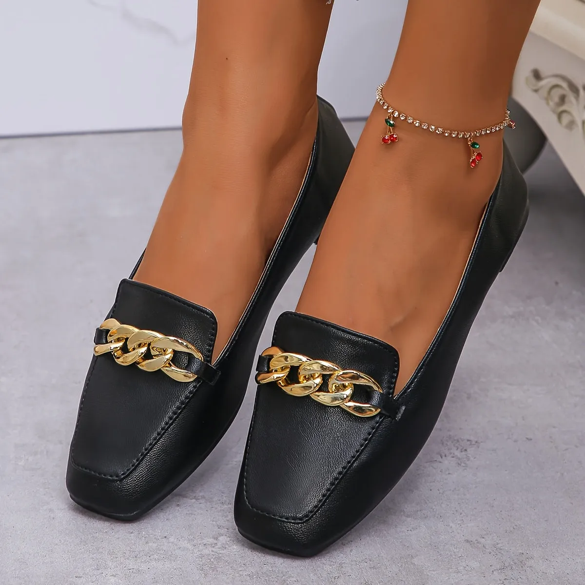 Modieuze loafer voor dames met een vierkante teenvorm en metalen ketting