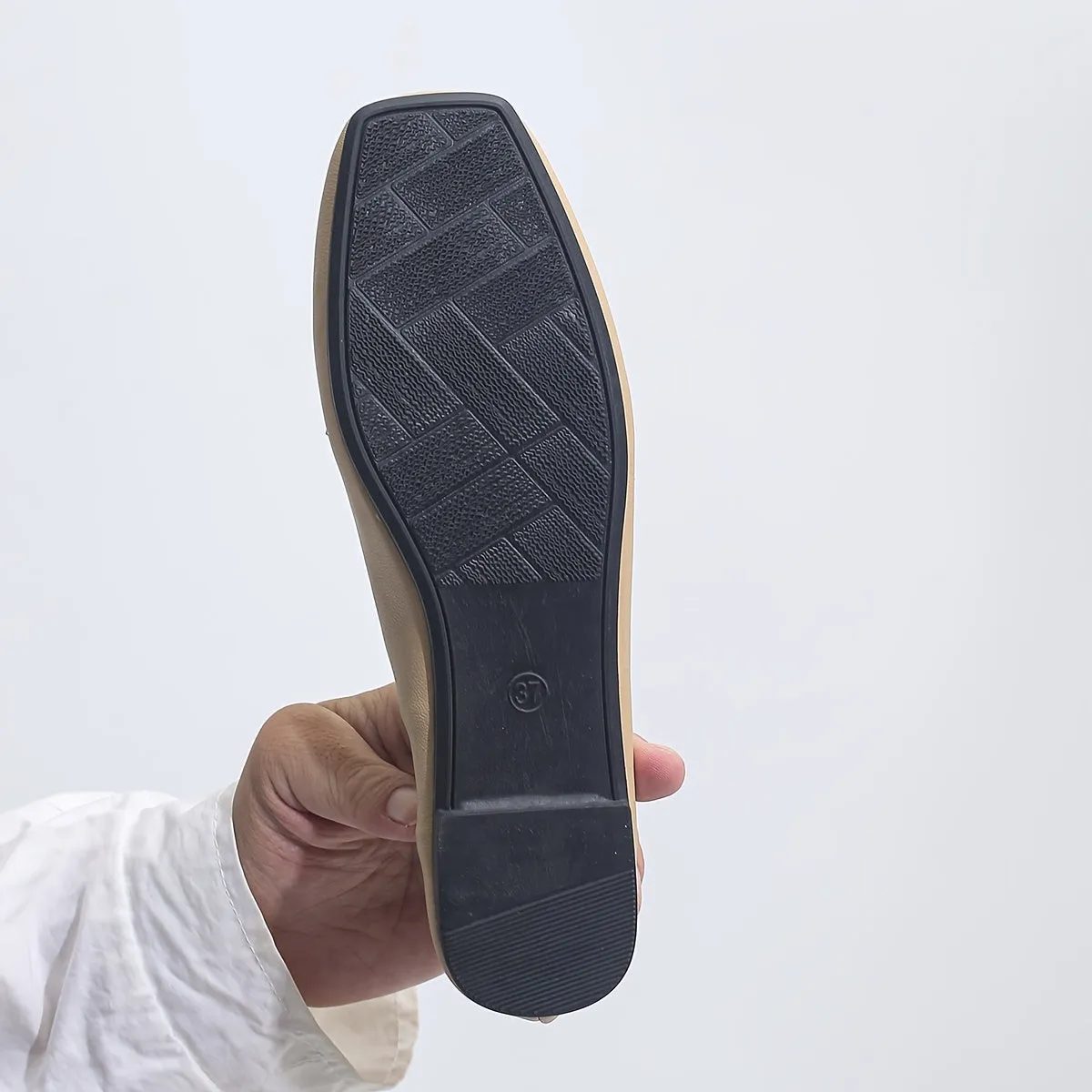 Modieuze loafer voor dames met een vierkante teenvorm en metalen ketting
