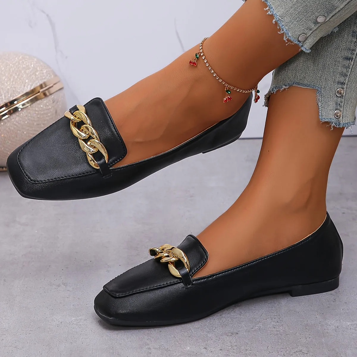 Modieuze loafer voor dames met een vierkante teenvorm en metalen ketting