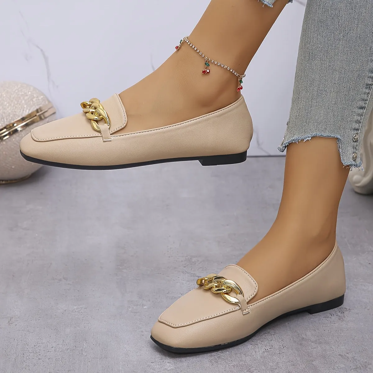 Modieuze loafer voor dames met een vierkante teenvorm en metalen ketting