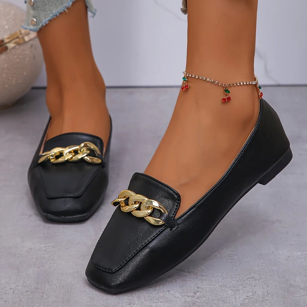 Modieuze loafer voor dames met een vierkante teenvorm en metalen ketting