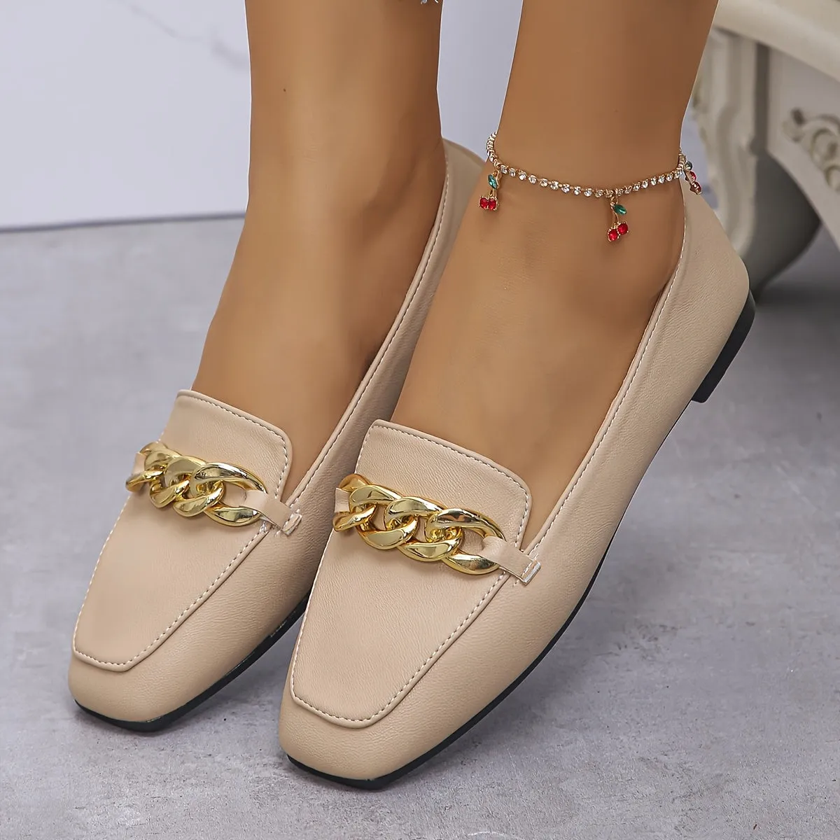 Modieuze loafer voor dames met een vierkante teenvorm en metalen ketting
