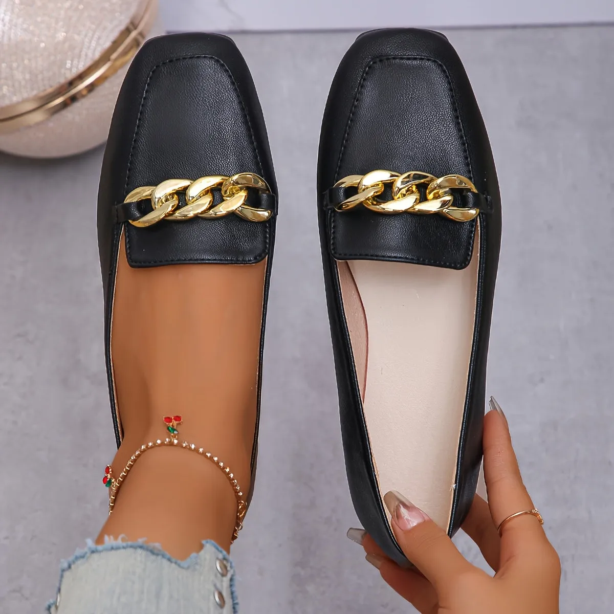 Modieuze loafer voor dames met een vierkante teenvorm en metalen ketting